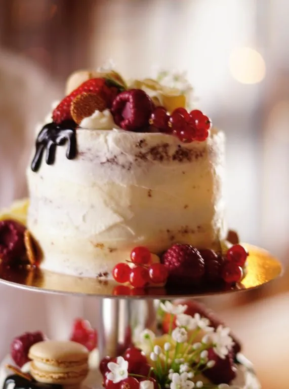 Bryllupskake i etasjer, med bærpynt