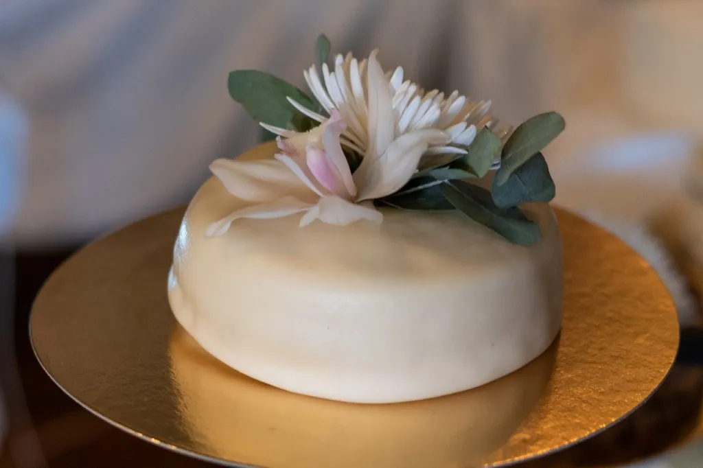 Bryllupskake med marsipanlokk